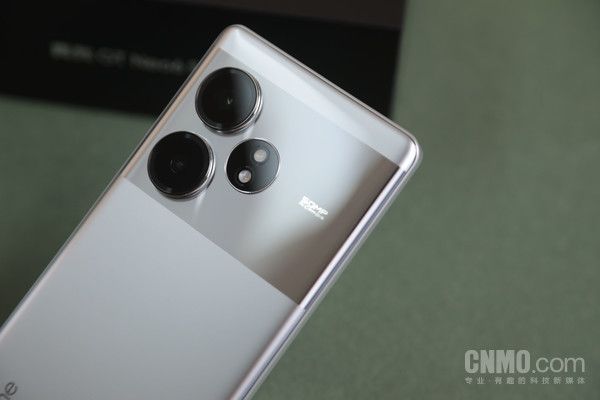真我GT Neo6 SE，旗舰射手，性能与续航并存