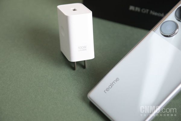 真我GT Neo6 SE，旗舰射手，性能与续航并存