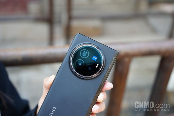 Vivo X Fold3 Pro，实现全天候屏幕沉浸体验的全备潜望镜电池