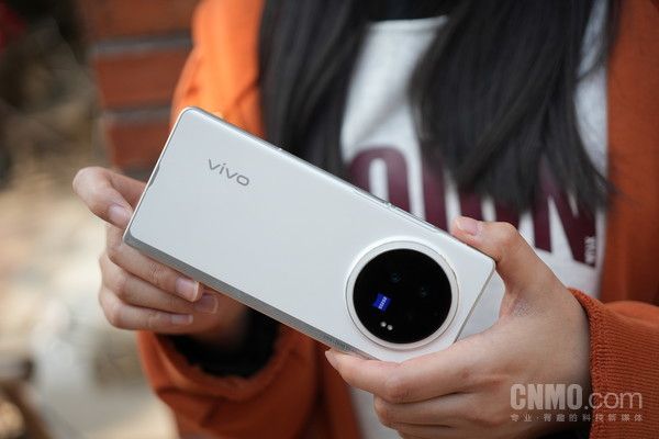 vivo X Fold3，轻薄可折叠屏手机的革新之作