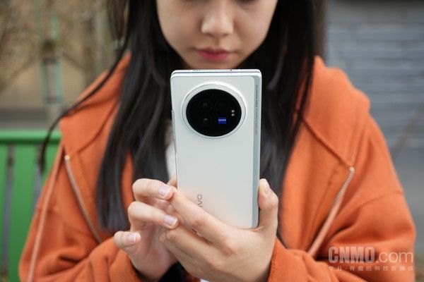 vivo X Fold3，轻薄可折叠屏手机的革新之作