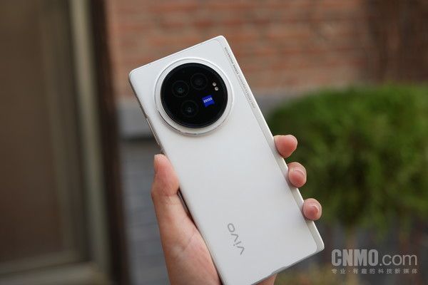 vivo X Fold3，轻薄可折叠屏手机的革新之作