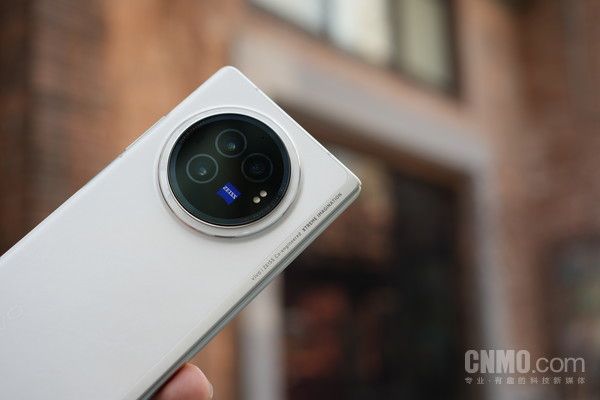 vivo X Fold3，轻薄可折叠屏手机的革新之作