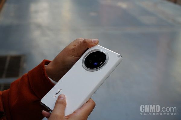 vivo X Fold3，轻薄可折叠屏手机的革新之作
