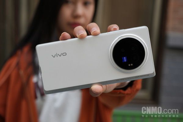 vivo X Fold3，轻薄可折叠屏手机的革新之作