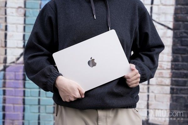 M3 macbook air: M3芯片配小而轻的笔记本也可以& ldquo成就大事& rdquo