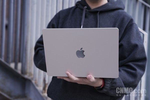 M3 macbook air: M3芯片配小而轻的笔记本也可以& ldquo成就大事& rdquo