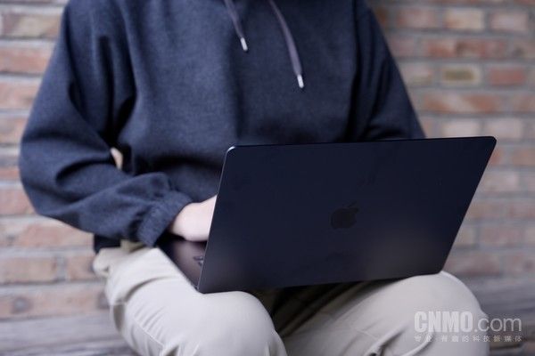 M3 macbook air: M3芯片配小而轻的笔记本也可以& ldquo成就大事& rdquo
