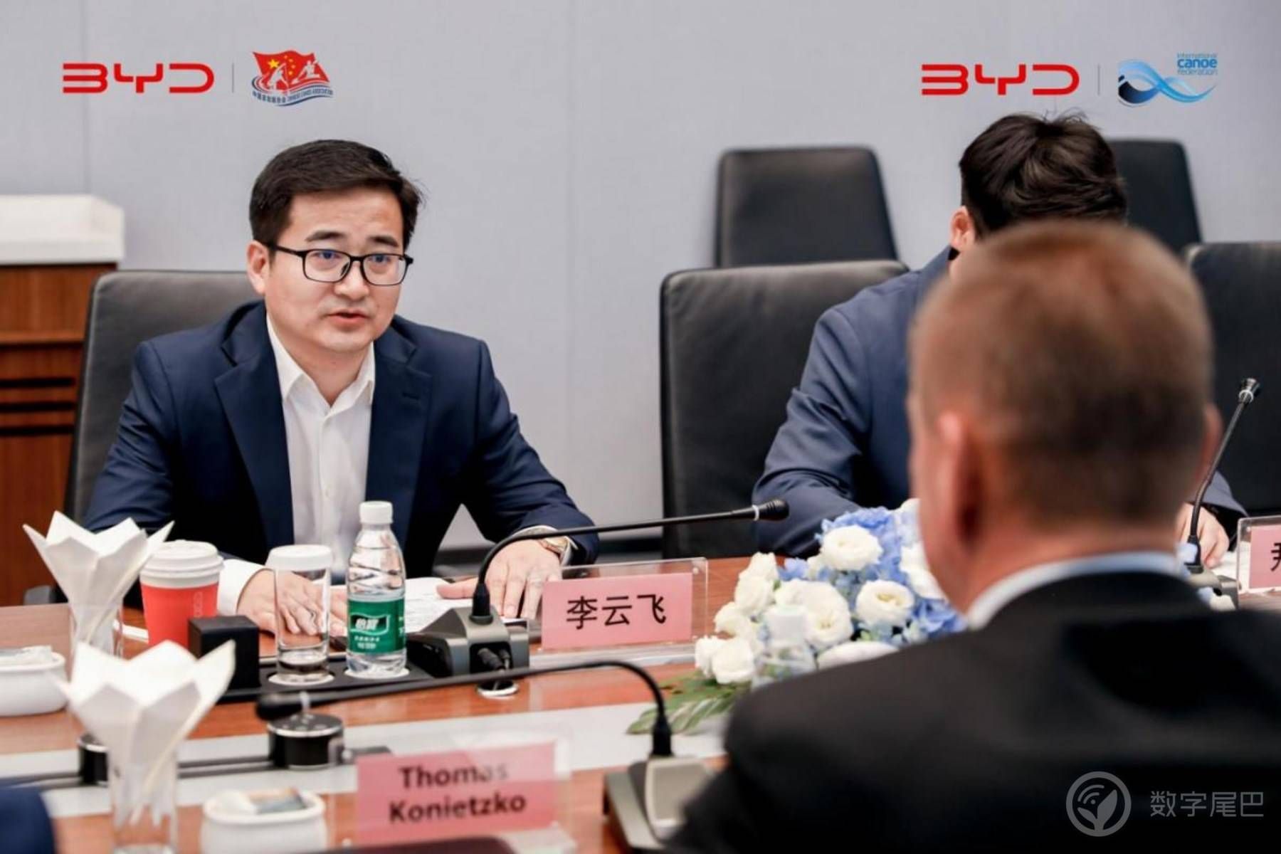 全球化新篇章，比亚迪与国际皮划艇联合会、中国皮划艇协会签约。