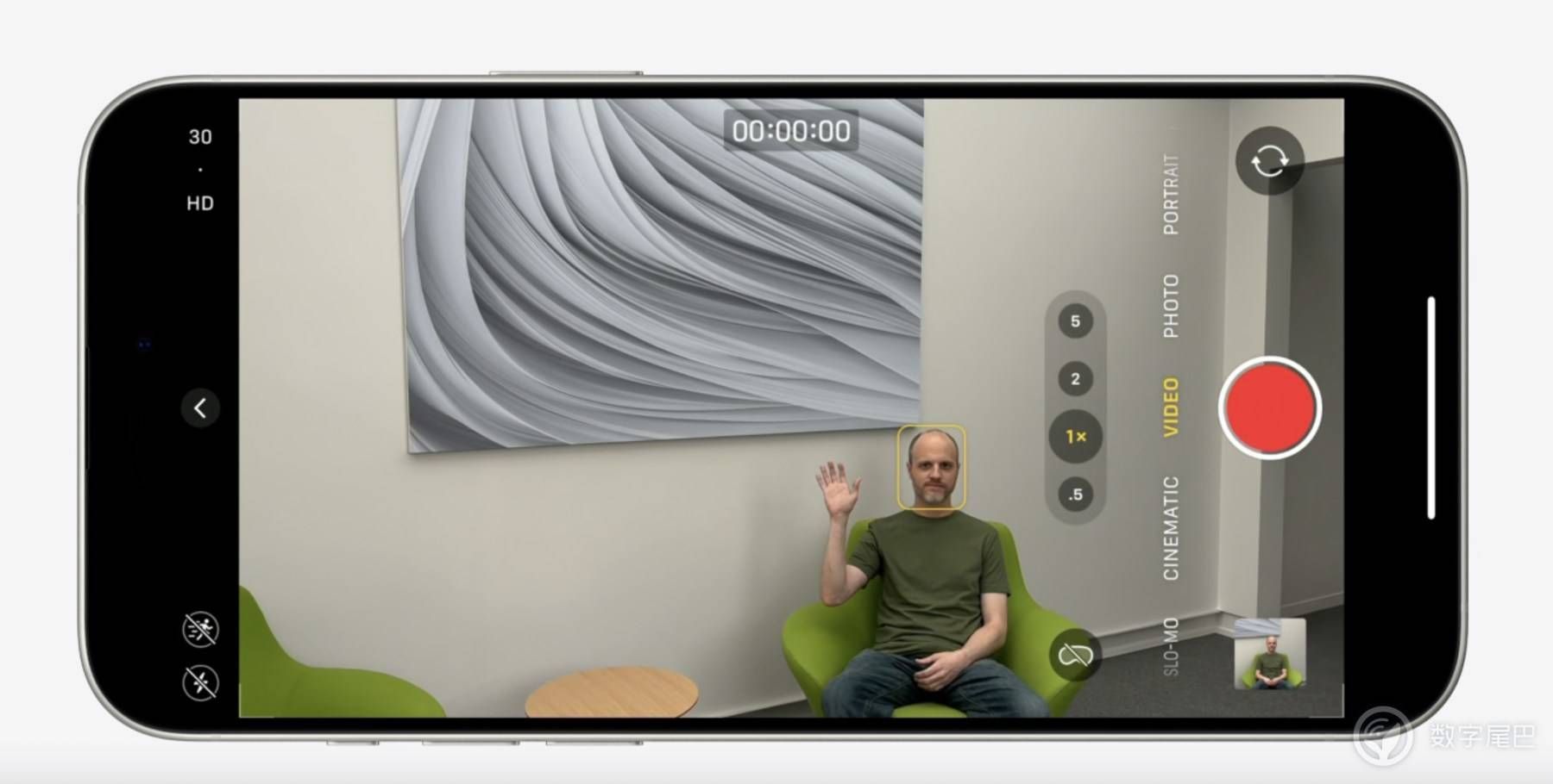 影石Insta360新AI手机稳定器曝光:苹果原生相机可直接调用实现自动跟踪。