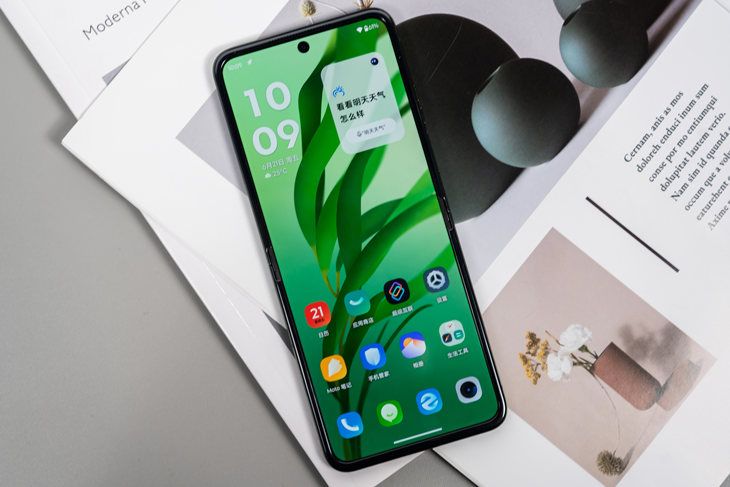联想Moto Razr 50 Ultra AI全面评测，超大屏幕和实用AI智能折叠手机！