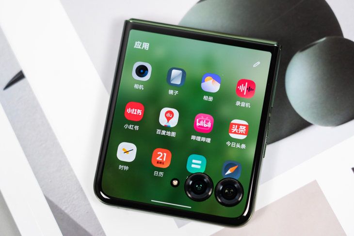 联想Moto Razr 50 Ultra AI全面评测，超大屏幕和实用AI智能折叠手机！
