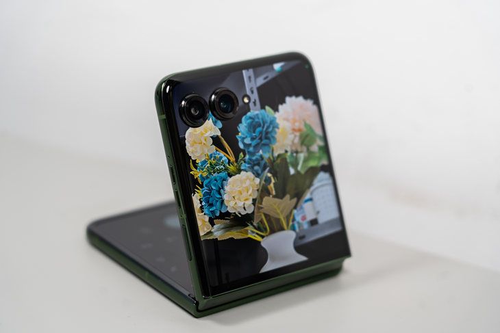 联想Moto Razr 50 Ultra AI全面评测，超大屏幕和实用AI智能折叠手机！