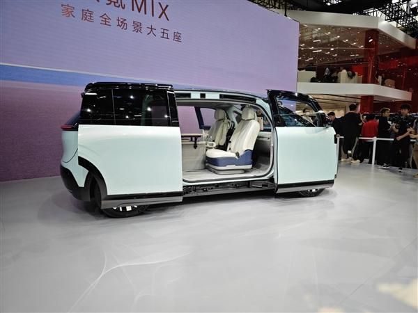 极氪MIX内饰展示，前后排座椅可互换打牌功能