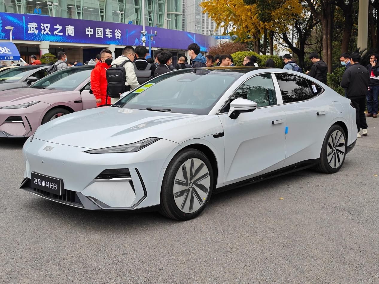 全新的旗舰级智能大屏车——吉利Galaxy E8上市