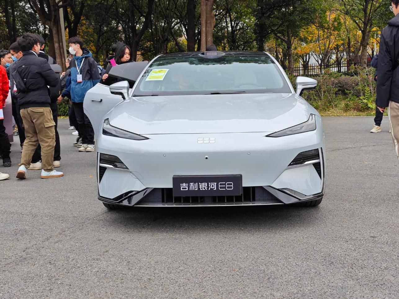 全新的旗舰级智能大屏车——吉利Galaxy E8上市