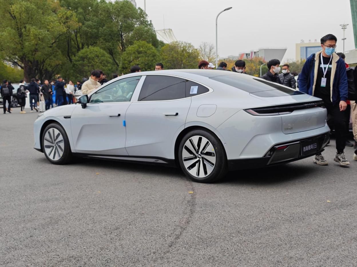 全新的旗舰级智能大屏车——吉利Galaxy E8上市