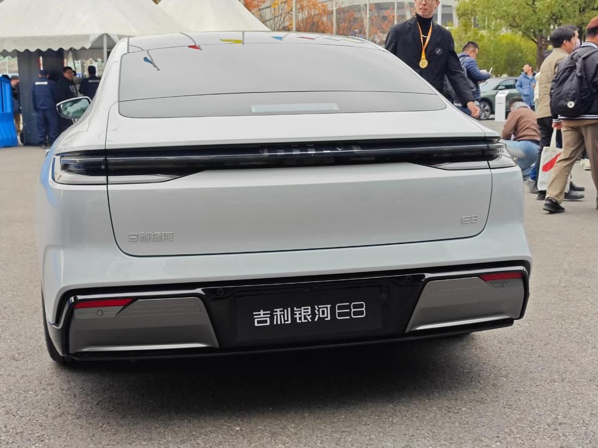 全新的旗舰级智能大屏车——吉利Galaxy E8上市