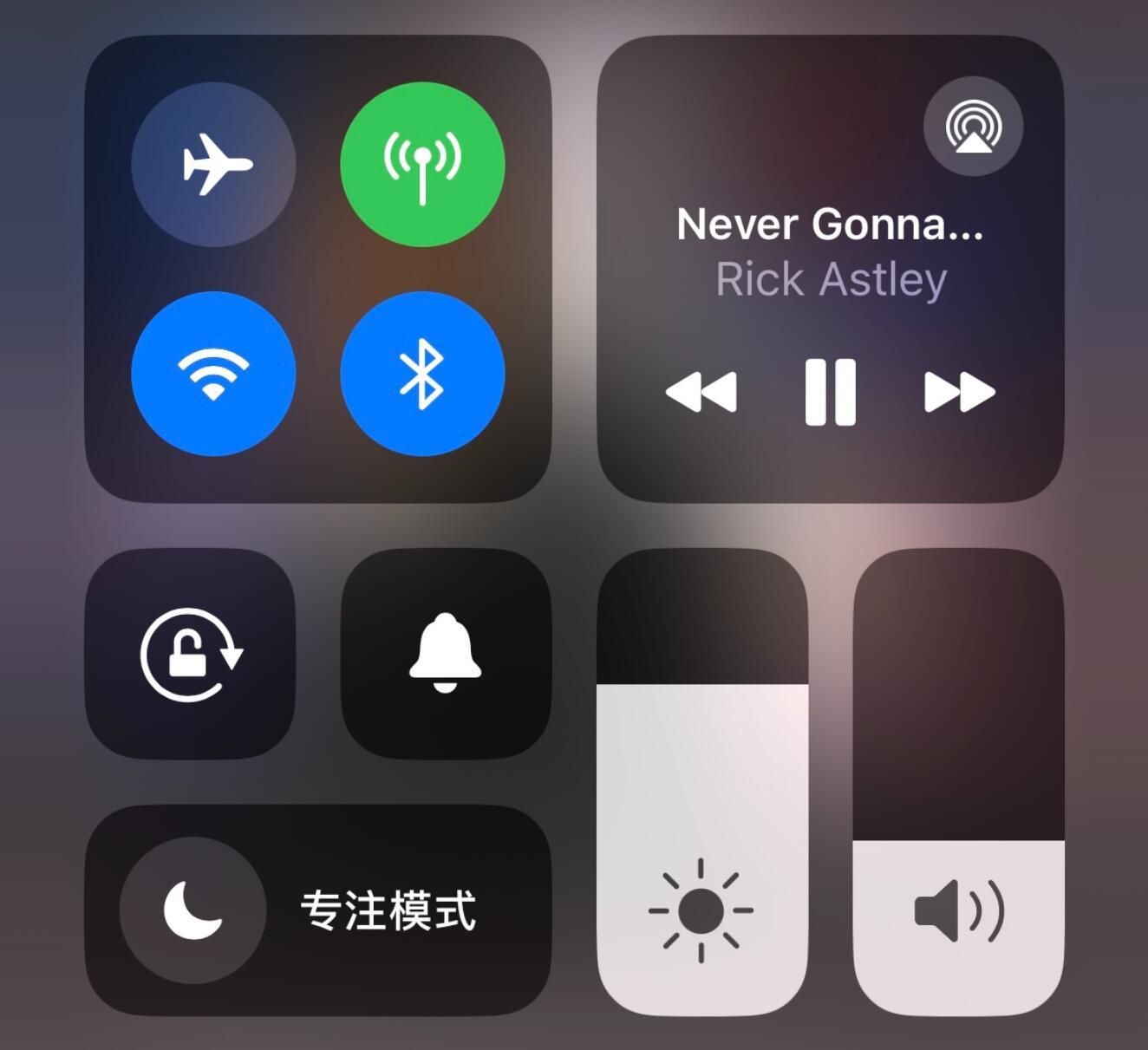 iOS 18新功能，控制中心显示专辑封面功能即将优化