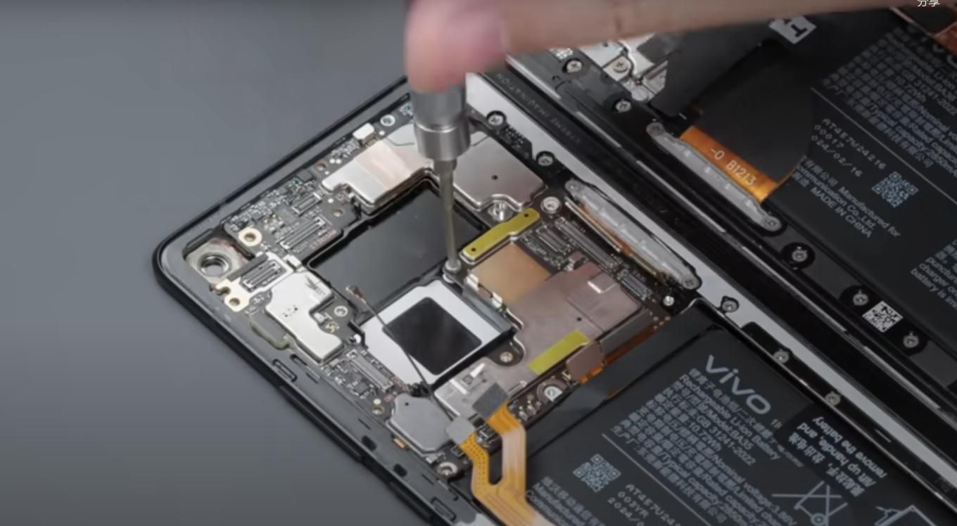vivo X Fold3 Pro折叠屏结构解析，6.8英寸屏幕下的超轻巧组件