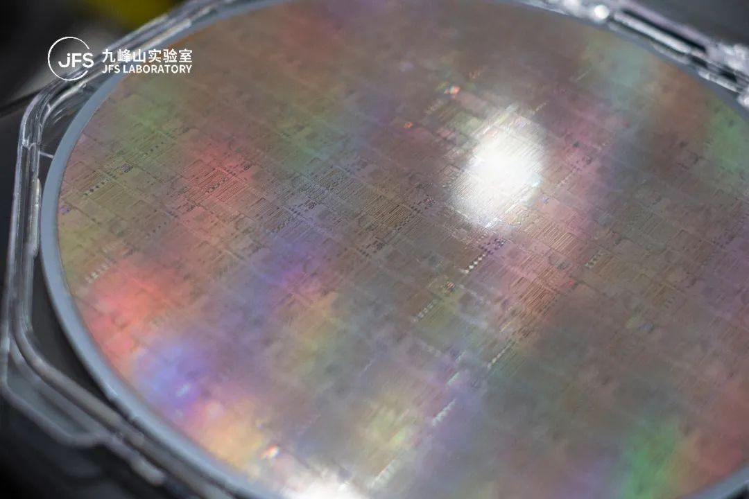 九峰山实验室创全球首款8英寸硅薄膜铌酸锂光电集成晶片
