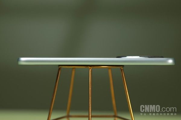 OPPO A3，搭载美直板屏，轻巧简洁的千元机就选它