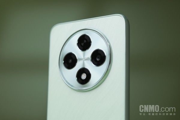 OPPO A3，搭载美直板屏，轻巧简洁的千元机就选它