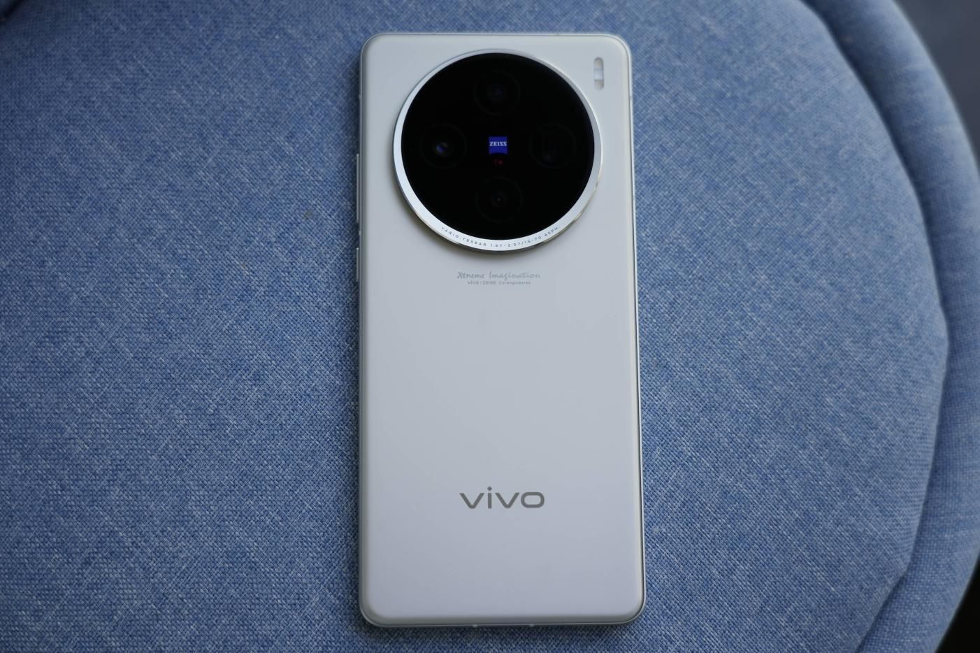 Vivo X200系列全新设计，采用轻薄微曲面屏幕