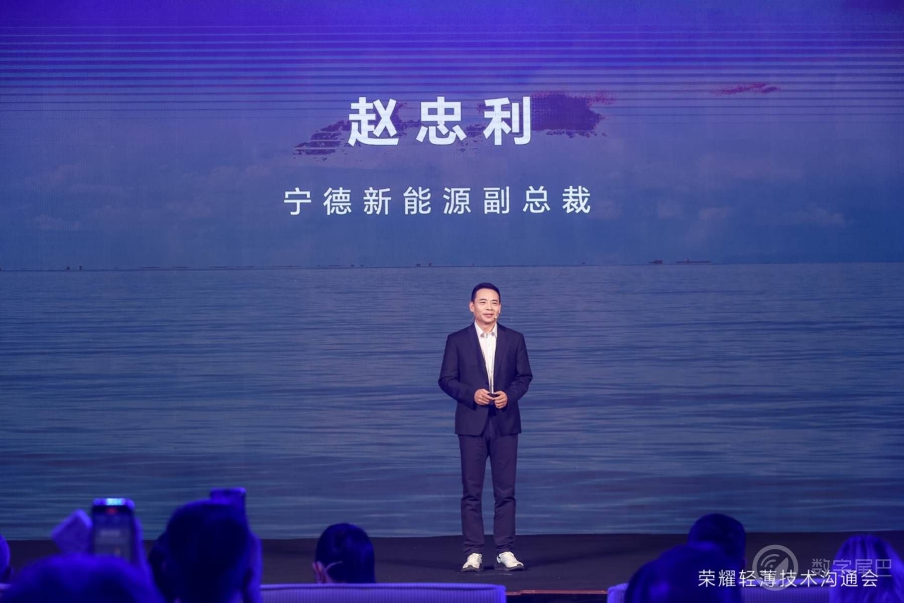 全球首款搭载三代青海湖电池的荣耀Magic V3已经下线并开始销售