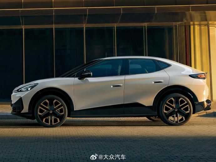 大众新款车上万众瞩目，金色LOGO依旧发光！