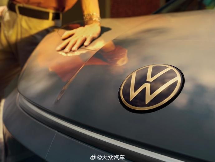 大众新款车上万众瞩目，金色LOGO依旧发光！