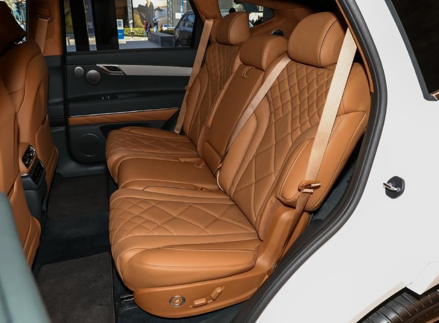 全系2.5T8AT豪华SUV，长5米多座椅带6/7坐位，让你驾驶无忧无虑