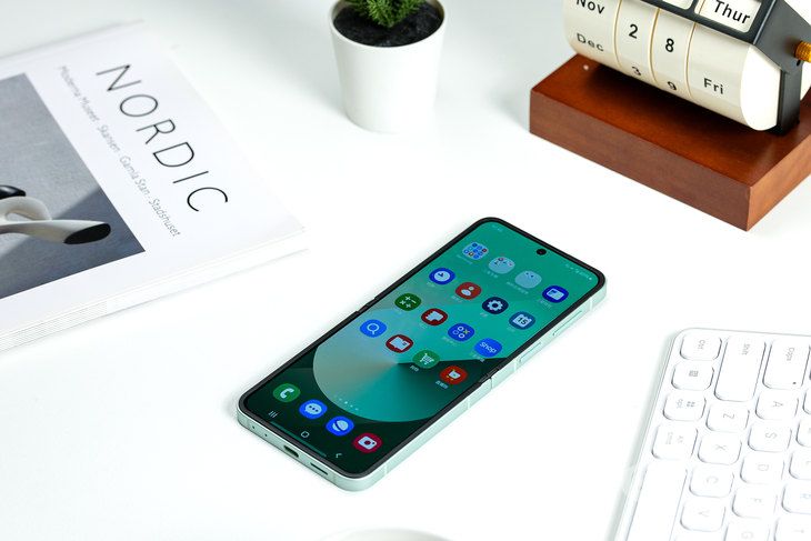 三星Galaxy Z Flip6解锁全新高度质感与外观！