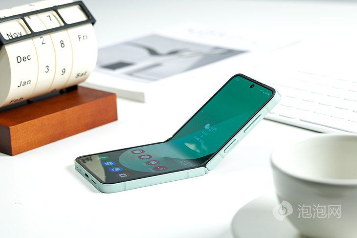 三星Galaxy Z Flip6解锁全新高度质感与外观！
