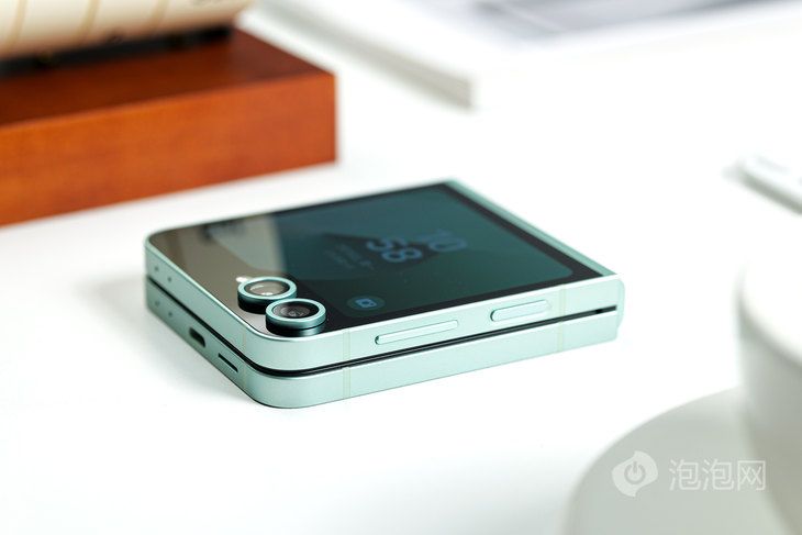 三星Galaxy Z Flip6解锁全新高度质感与外观！