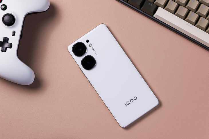 双核旗舰，高帧游戏体验超能新秀-iQOO Neo9S Pro+性能独领风骚