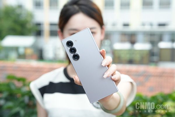 三星Z Fold6折叠大屏新设计，AI体验升级易用