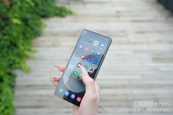 三星Z Fold6折叠大屏新设计，AI体验升级易用