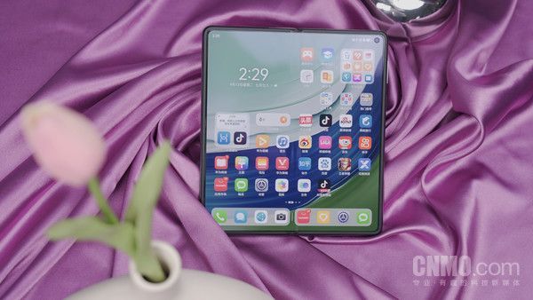华为Mate X5上手：御风而来 是争气机也是&ldquo;勾魂机&rdquo;