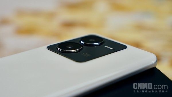 iQOO Z8：天玑8200+120W快充 打造千元均衡水桶机