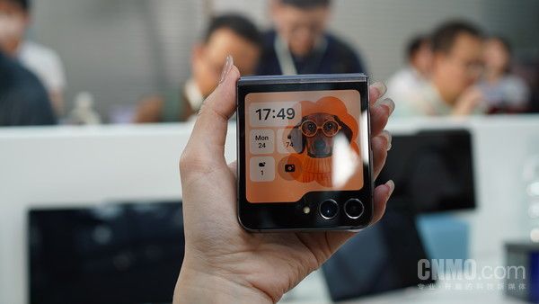 三星Z Flip5/Z Fold5上手速览 :这次我选时尚小折叠！