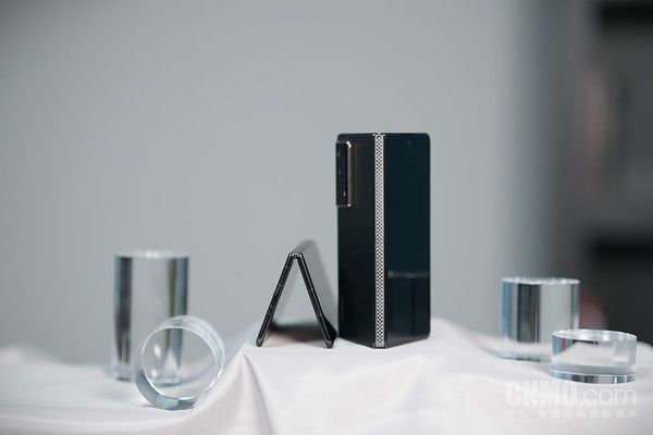 荣耀Magic V2评测：以轻薄驭极致 手机从一部变&ldquo;一片&rdquo;
