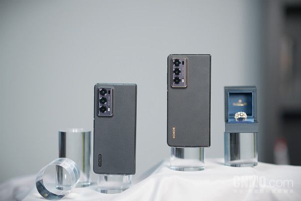 荣耀Magic V2评测：以轻薄驭极致 手机从一部变&ldquo;一片&rdquo;
