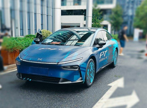 何小鹏驾 P7 伪装车现身云栖大会，外观颇为耐看 