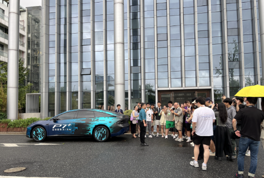 何小鹏驾 P7 伪装车现身云栖大会，外观颇为耐看 