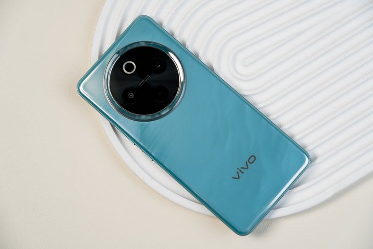 vivo Y300 Pro外观初体验：四微曲面屏，旗舰级质感机身 