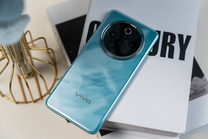 vivo Y300 Pro外观初体验：四微曲面屏，旗舰级质感机身 