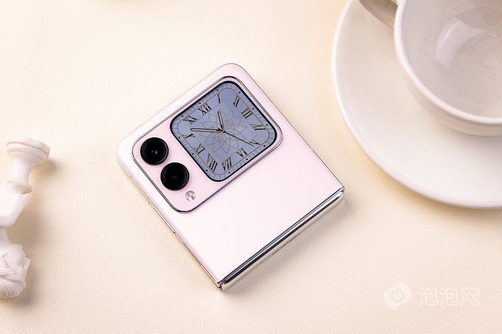 华为 nova Flip：引领打破传统审美的小折叠潮流体验 