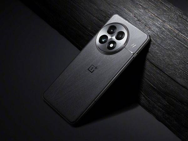 这根线成了「翻身」设计?一加 13 外观被悄悄曝光 这根线成了「翻身」设计?一加 13 外观被悄悄曝光