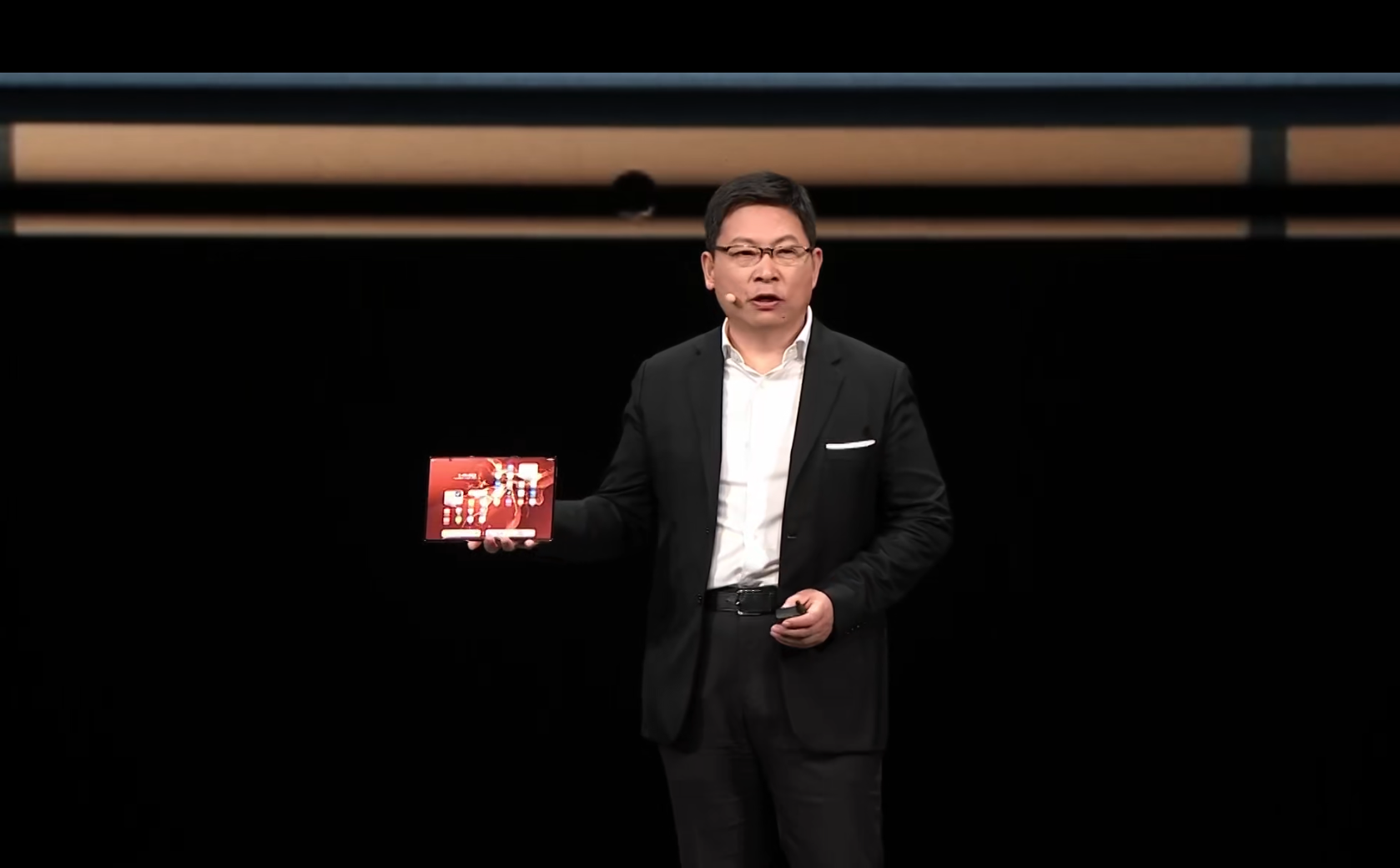 华为 Mate XT 非凡大师 正式发布，首款三折叠屏惊艳四方